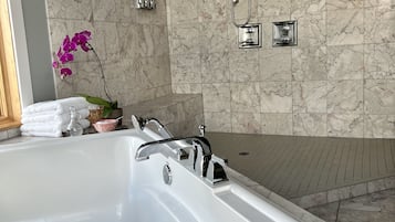 Ensemble douche/baignoire, sĂšche-cheveux, serviettes fournies, savon