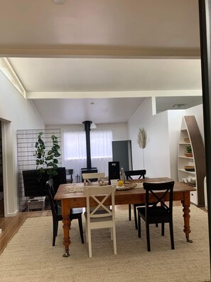 Dining - Cosy coastal beach house (Inverloch)