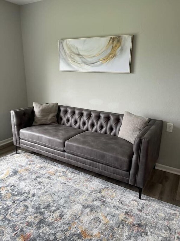 TV - The Mary Lou - Entire 2 Bedroom Apt in Quilt Town, USA (Hamilton)