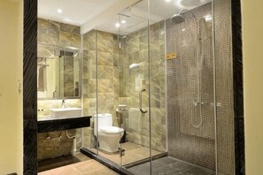 A modern bathroom with a glass-enclosed shower, a toilet, and a sink. - Yong Yi Hotel (Jiangmen)