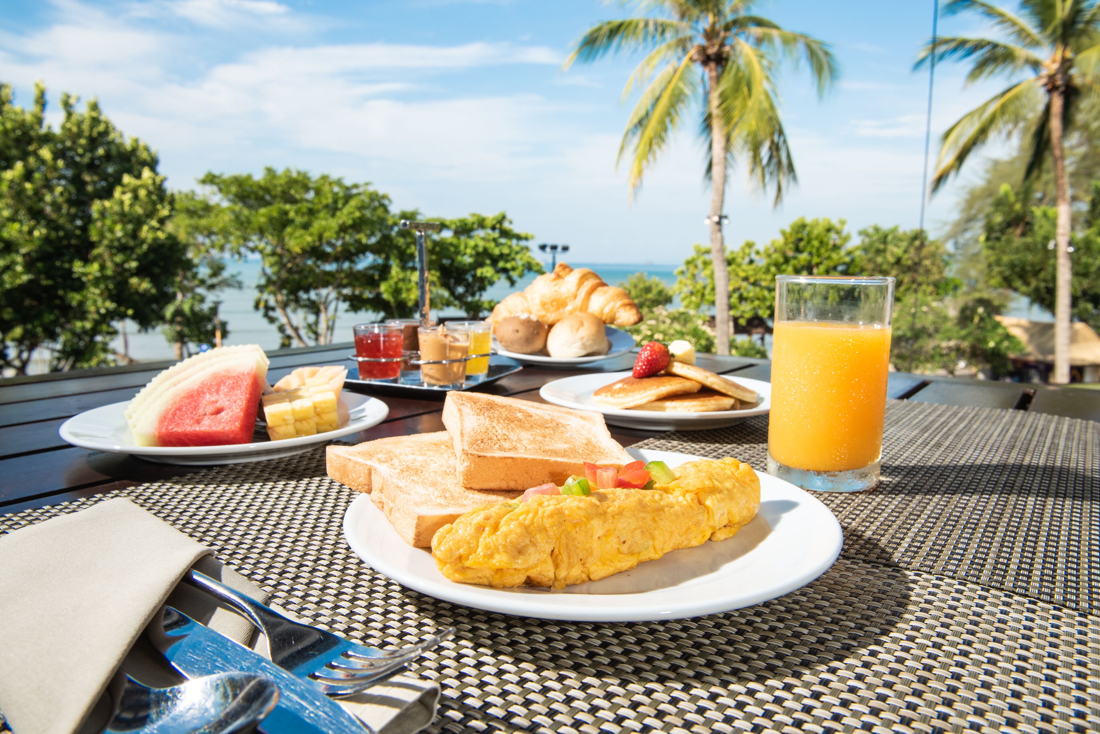 Petit déjeuner buffet (650 THB par personne)