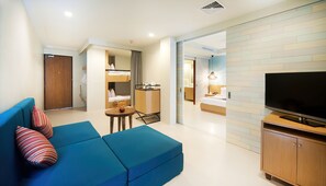 Kids' Suite with Pool View | Área de sala de estar | Televisión de 50 pulgadas con canales vía satélite 