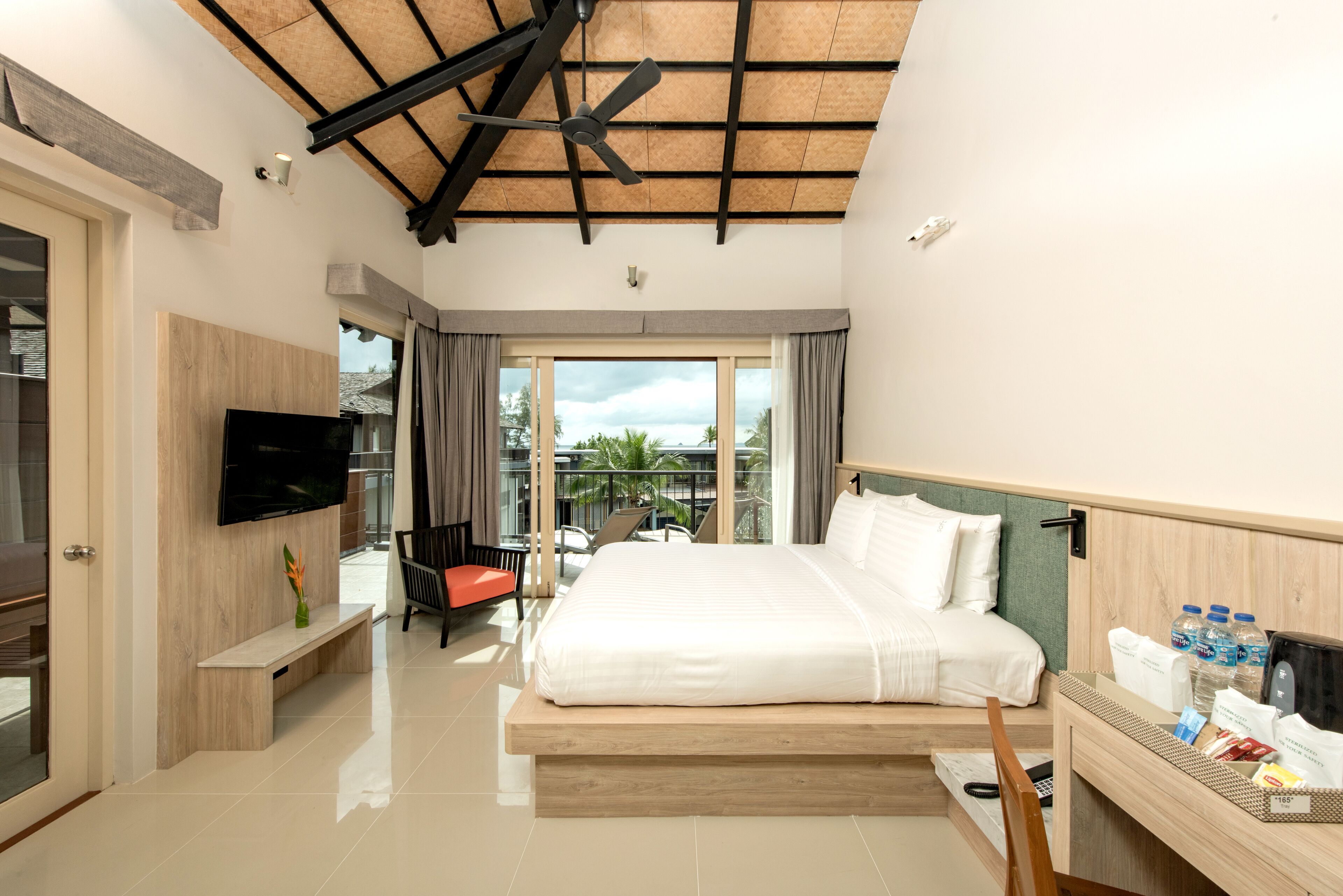 Deluxe Partial Sea View Room | Artículos del minibar gratis y caja de seguridad en la habitación 