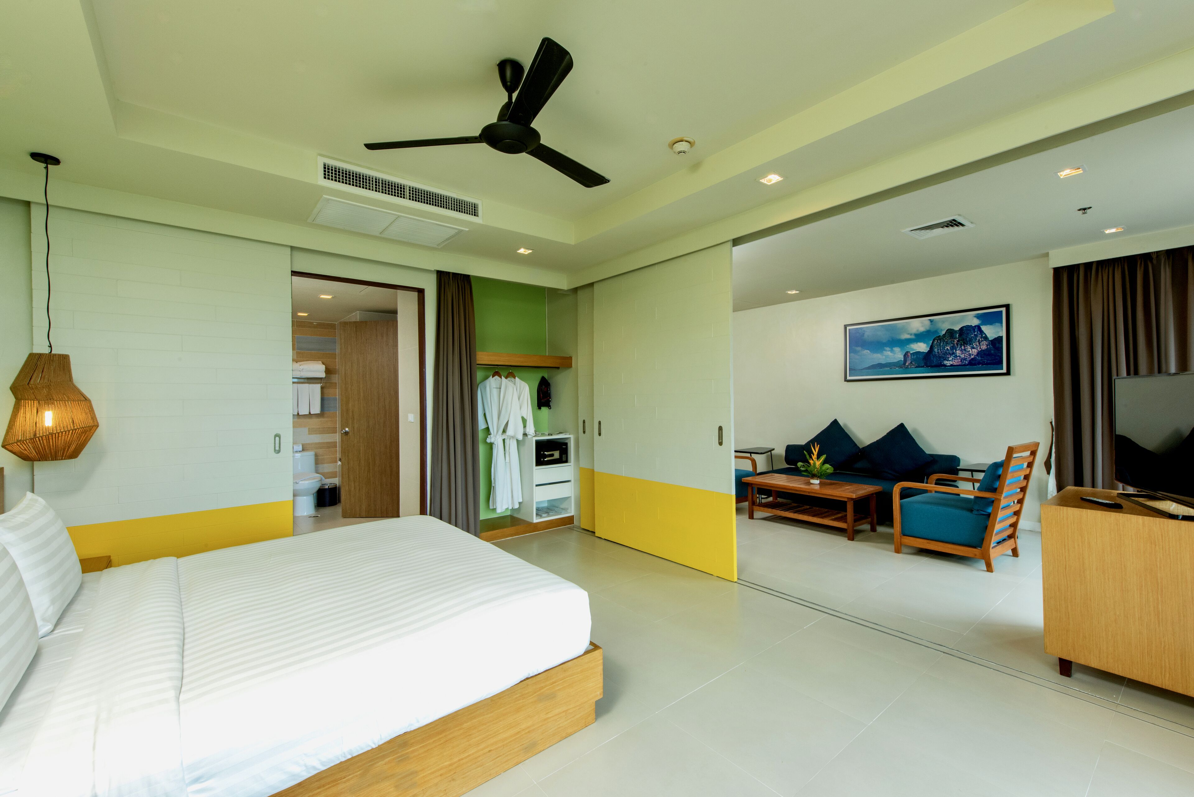 Kids' Suite with Pool View | 무료 미니바 품목, 객실 내 금고, 책상, 노트북 작업 공간