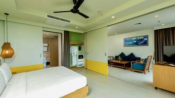 Kids' Suite with Pool View | 무료 미니바 품목, 객실 내 금고, 책상, 노트북 작업 공간