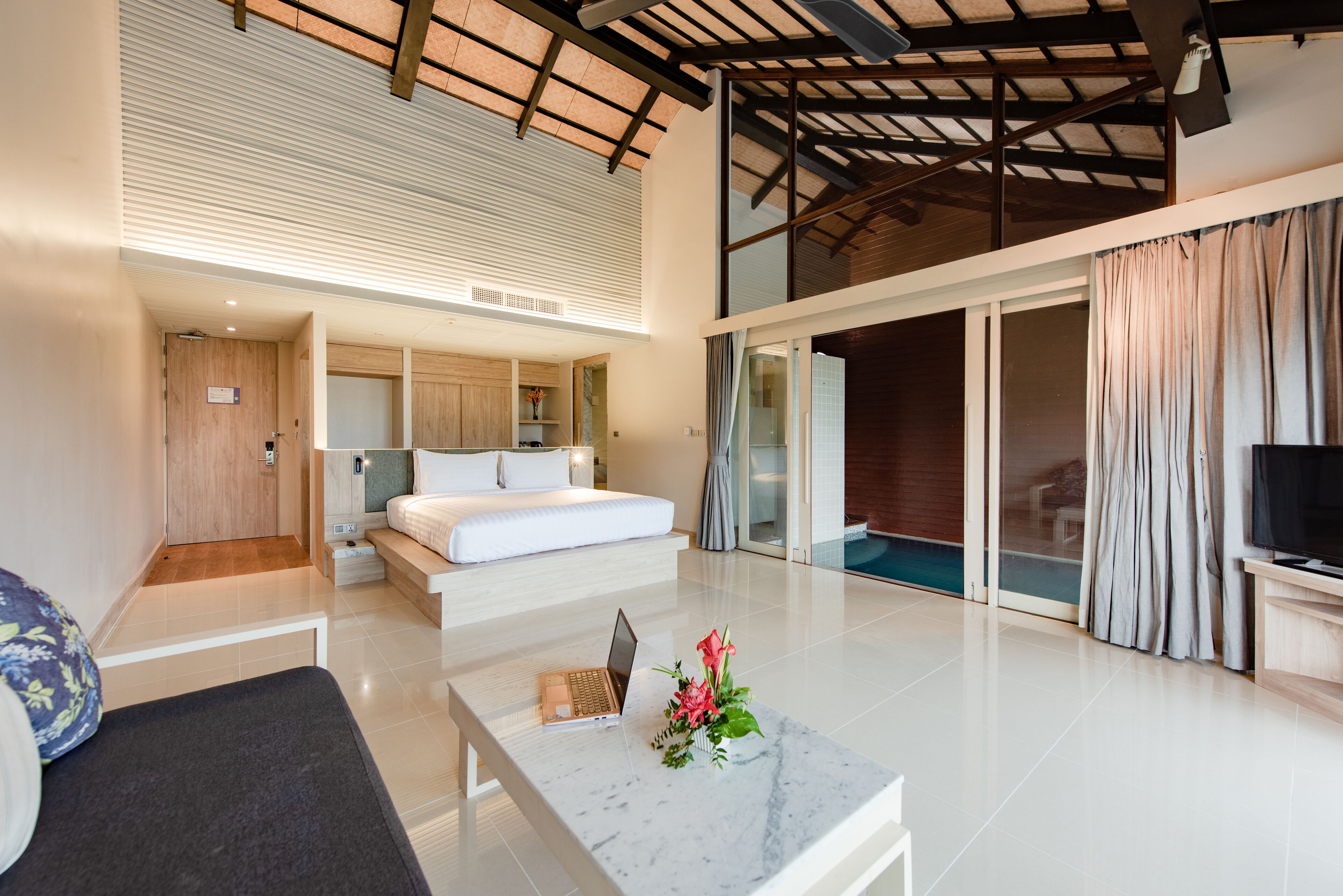 Penthouse Pool Suite with Sea View - Free Minibar | Safe på rommet, individuelt innredet og skrivebord