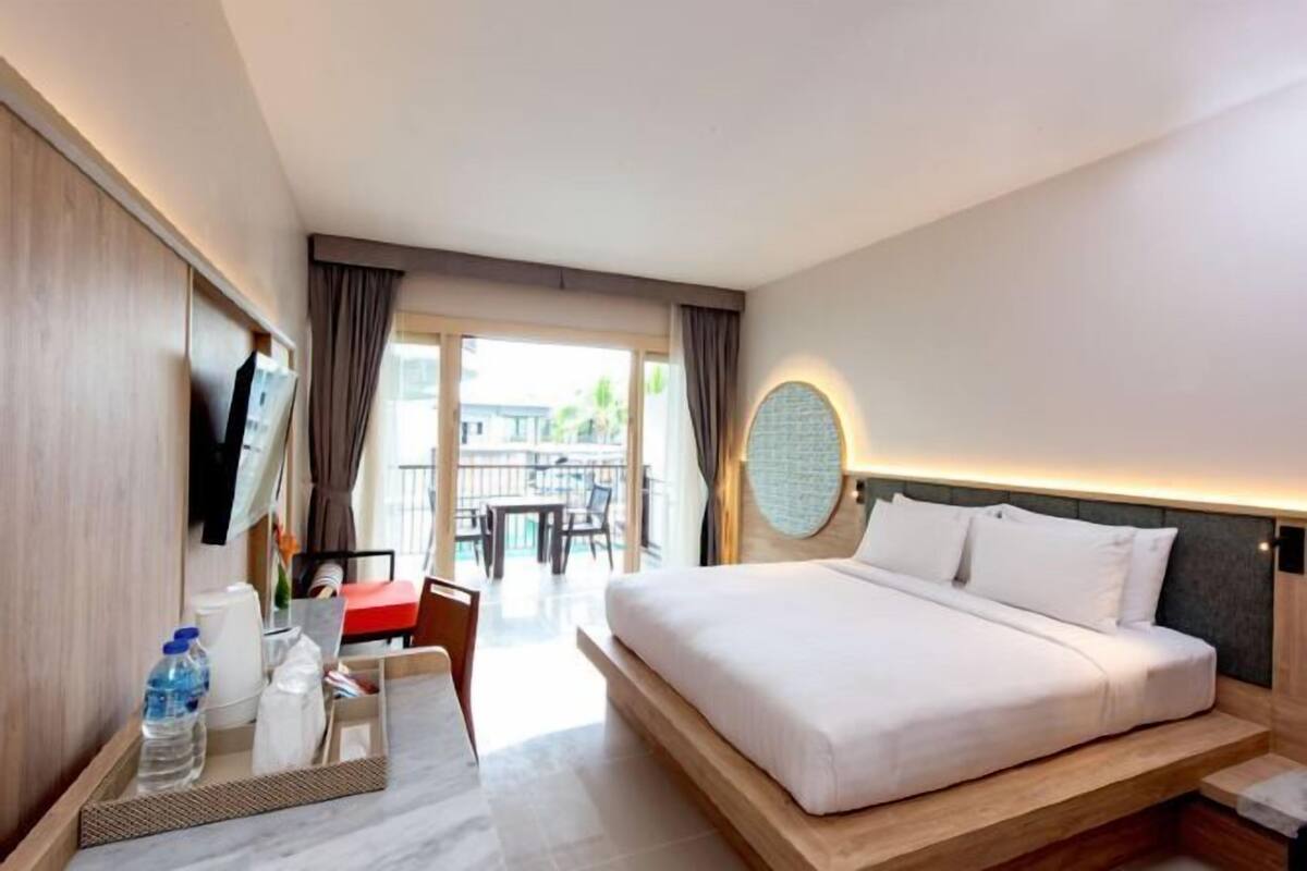 Free minibar items, in-room safe, desk, laptop workspace