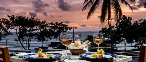 2 restaurantes, se sirven comidas, cenas, brunch y cocina internacional