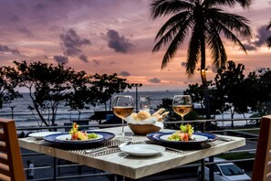 2 restaurants, lunch, dinner, brunch served; international cuisine - Holiday Ao Nang Beach Resort Krabi (Krabi)