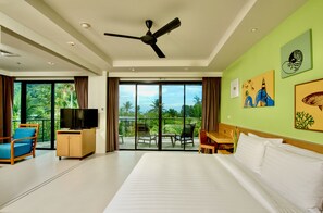 Kids' Suite with Pool View | Két bảo mật tại phòng, trang bị nội thất với thiết kế riêng biệt, bàn 
