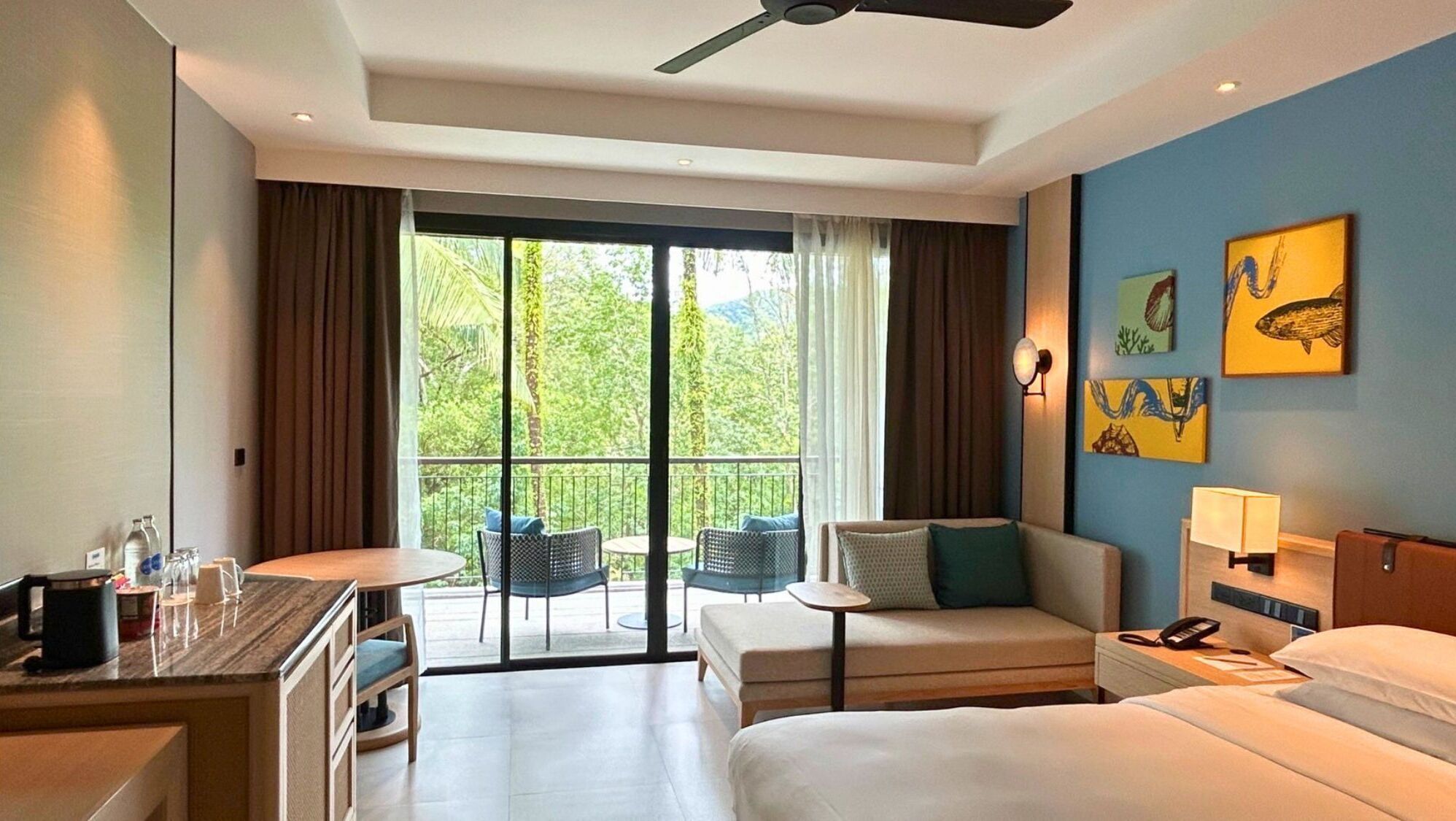 Family Garden View Room | Caja de seguridad en la habitación, muebles diferentes y escritorio 