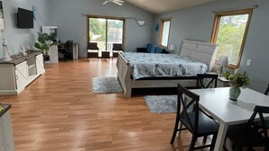 A spacious bedroom with a large bed, a dining area, and a kitchen. - Lovely apartment 5 minutes to the beach, restaurants, shopping and services  (Venice)