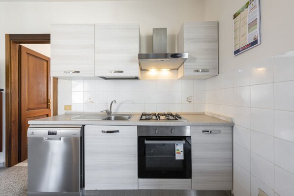 Frigorifero, microonde, forno, piano cottura