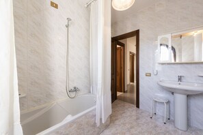 Duschwanne, Haartrockner, Bidet, Handtücher