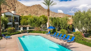 UppvÀrmd pool, trÀningspool och solstolar