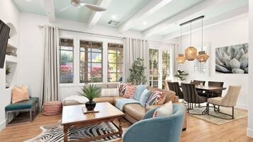 Smart TV, chimenea, Netflix y libros