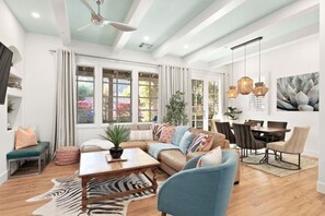 Smart TV, caminetto, Netflix, libri