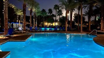 Alberca climatizada, alberca de entrenamiento y camastros