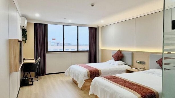 A hotel room with two beds, a desk, and a large window. - Lihuang Hotel (Jiaxing)