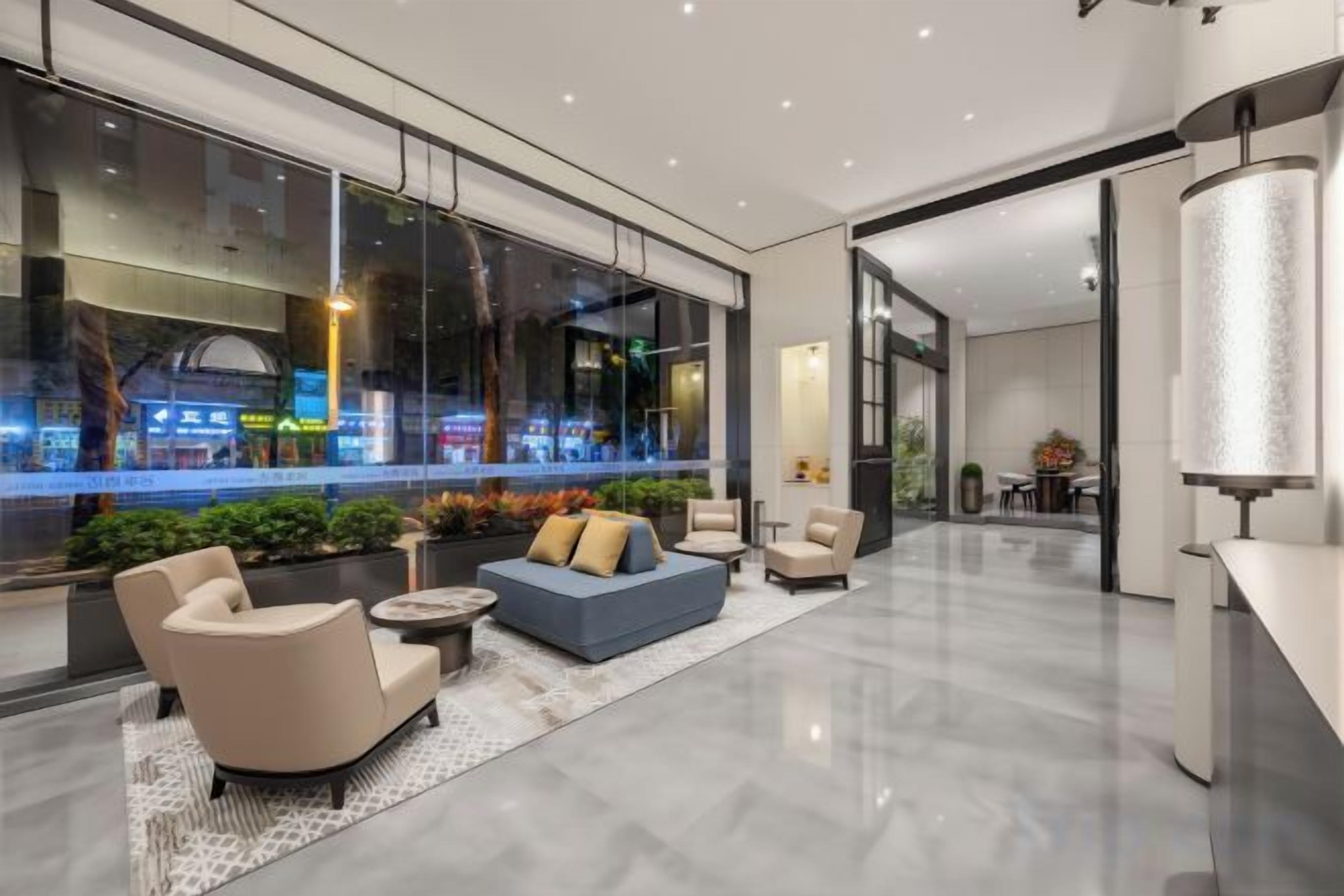 Una hall moderna con posti a sedere, un'ampia finestra e una reception.