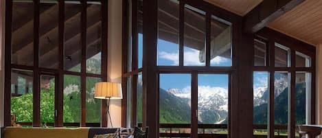 Fernseher, Kamin, DVD-Player