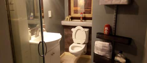 Ensemble douche/baignoire, serviettes fournies, savon, shampoing