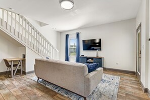 TV - Dog-friendly oasis with central AC, patio & fenced yard - walkable location (Savannah)