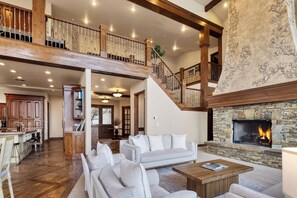 TV connectée, cheminée, baby-foot, espaces bureaux