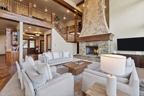 Smart TV, chimenea, futbolito, oficina