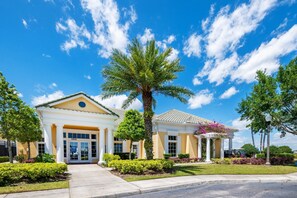 Exterior - Luxury 4BR Disney Dream Home - Resort Style Amenities | 15 Miles to Disney World (Davenport)