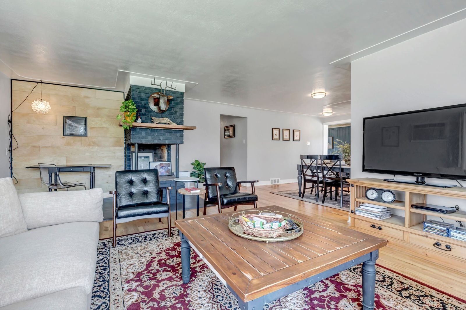 Stylish Ranch Retreat: Comfort & Convenience 5 Minutes from Denver! Ultimate Getaway