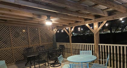 Hidden Pearl Cottage - Walk to Scarlet Pearl Casino - 2.3 miles to Biloxi beach!
