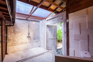 Villa básica, varias camas | Baño | Regadera, amenidades de baño gratuitas, secadora de cabello, toallas 