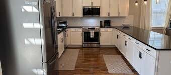 Public Beach access across street 5BR, 3 kings, 6-SEAT GOLF CART, community pool
