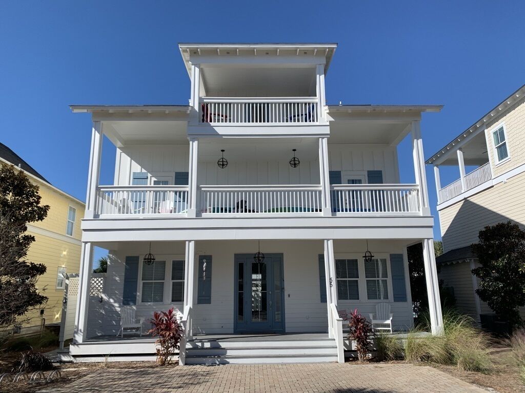 Public beach access across street - 5BR, comm. pool, 4 bikes, beach items incl.
