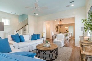 Smart TV - WaterColor-Santa Rosa.  Golf Cart, 2 min from beach, Community Pools (Santa Rosa Beach)