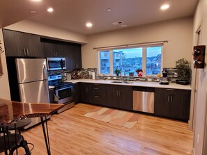 Geladeira, micro-ondas, fogão, cooktop