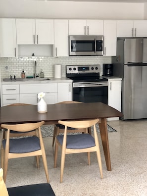 Réfrigérateur, four à micro-ondes, un four, surface de cuisson