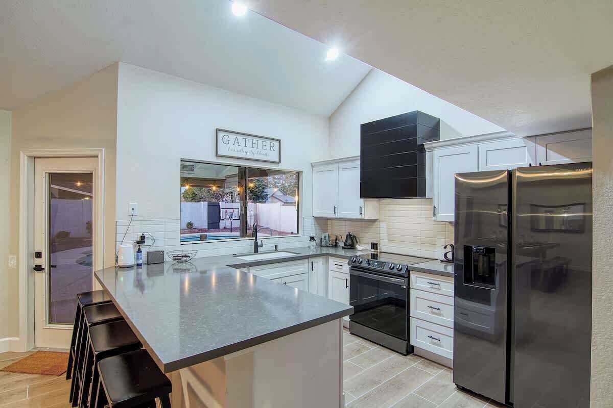 Geladeira, micro-ondas, fogão, cooktop