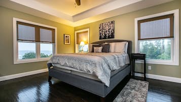 4 slaapkamers, een bureau, een strijkplank/strijkijzer, reisbedje