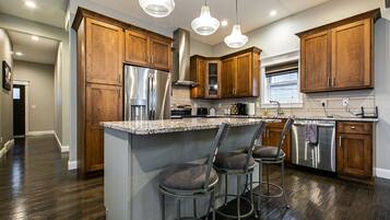 Een koelkast, een magnetron, een oven, een kookplaat