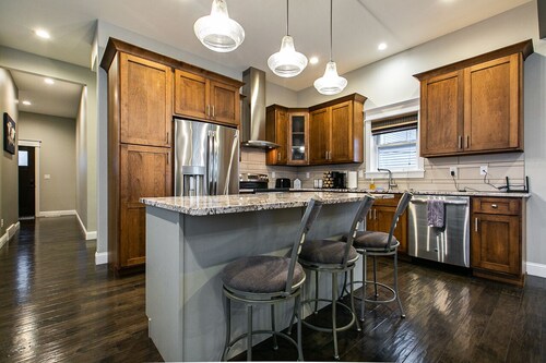 Spacious 4BR Bluff-Top Townhome Steps from Fenelon Elevator & Downtown