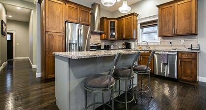 Spacious 4BR Bluff-Top Townhome Steps from Fenelon Elevator & Downtown