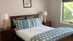 4 habitaciones, escritorio y tabla de planchar con plancha
