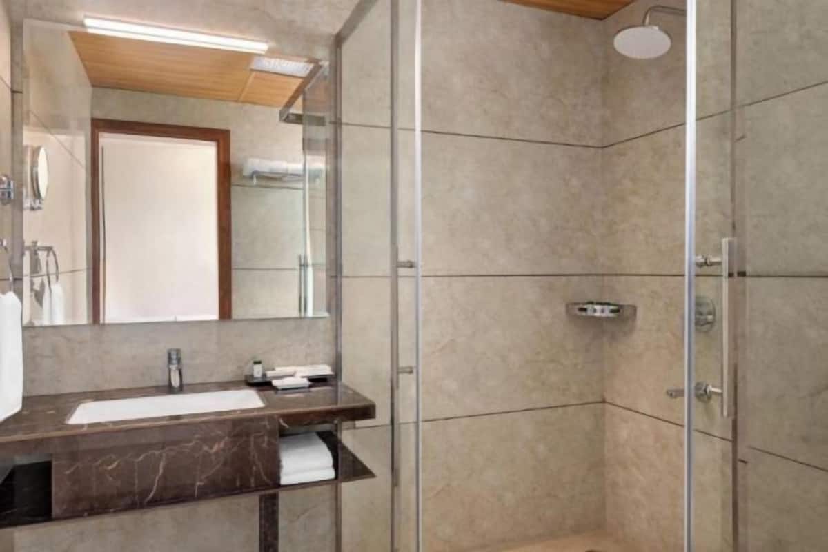 Combined shower/tub, rainfall showerhead, eco-friendly toiletries