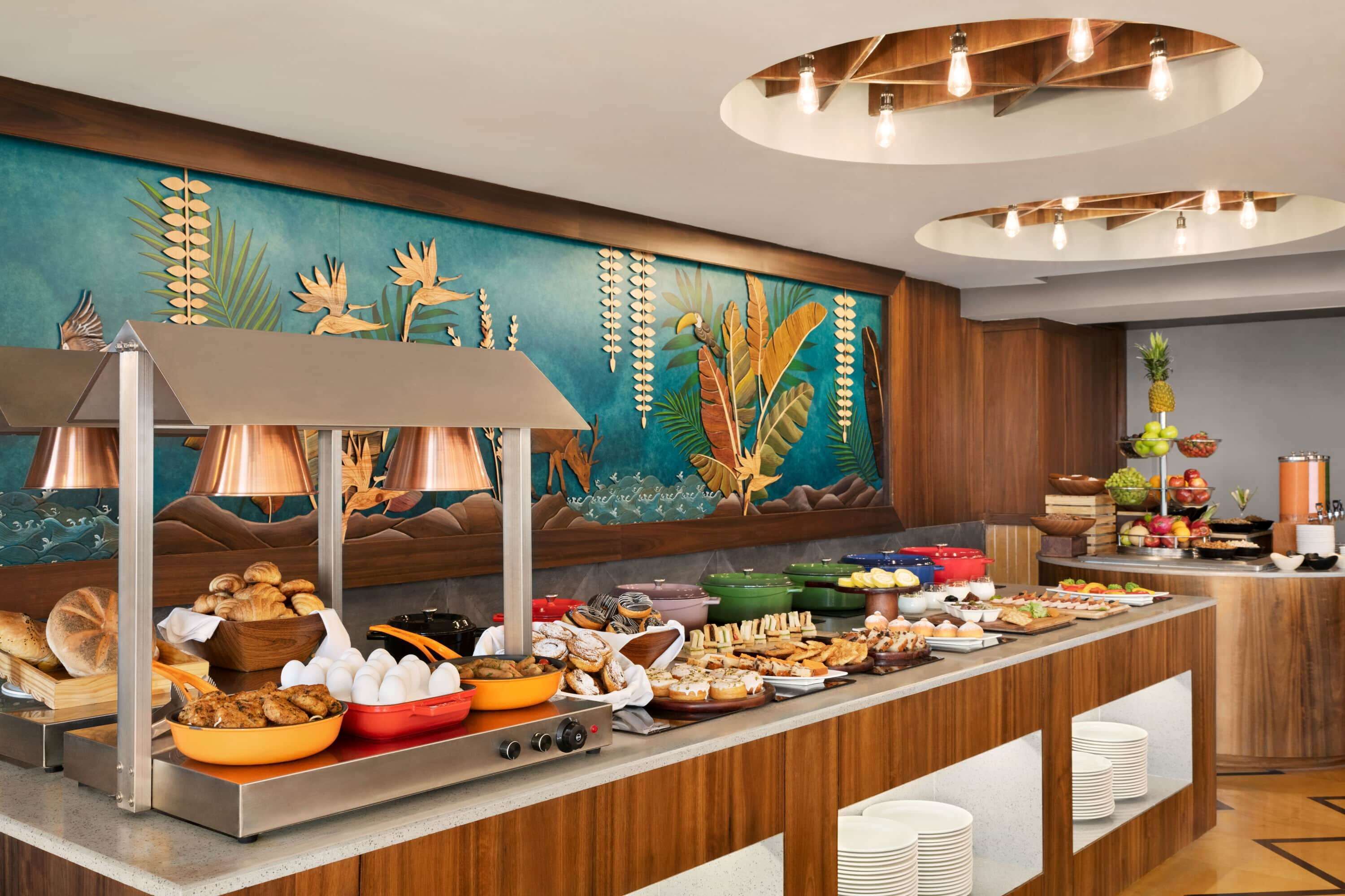 Aperto a colazione, pranzo e cena, con tavoli all'aperto 