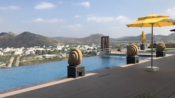 Piscina externa, espreguiçadeiras