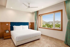 Premium bedding, memory foam beds, minibar, in-room safe - Howard Johnson by Wyndham Udaipur Roop Nagar (Udaipur)