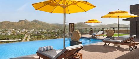 Ulkouima-allas, aurinkotuoleja