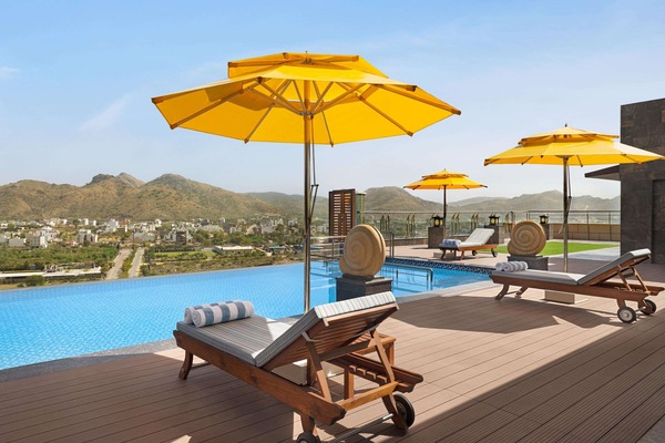 Una piscina al aire libre, tumbonas